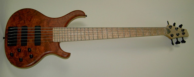 BaseX 6-Saiter
Pommele-Bubinga Top
Maple Fingerboard