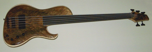 Daily Base 5-String Fretless Walnut