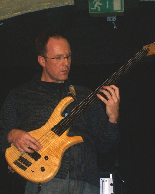 Axel Weiss
Jonas 5-Saiter fretless