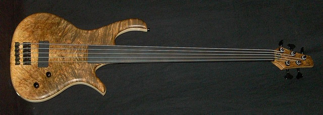 Jonas 5Str. Fretless 
Nussbaummaser Top
