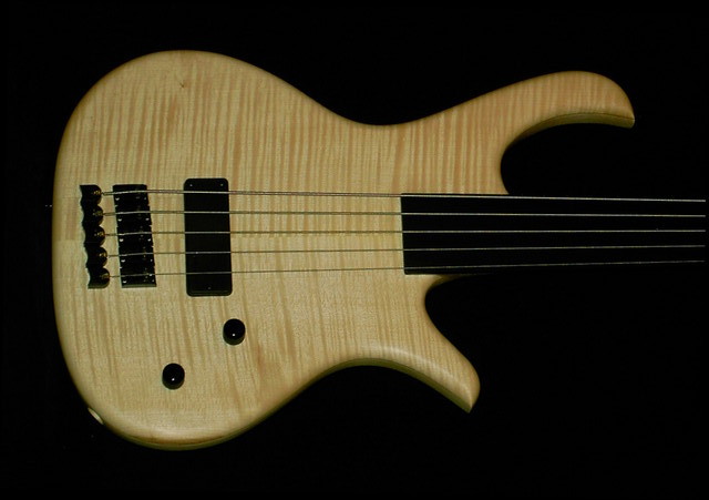 Jonasbody Fretless 
Flamed Maple Top