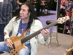 Marco Mendoza, auch auf dem Fretless begnadet