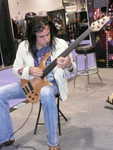 Marco Mendoza mit dem Jonas Fretless