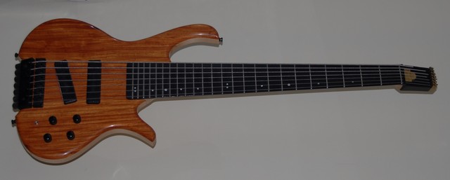 Jonas 7-Saiter headless.jpg